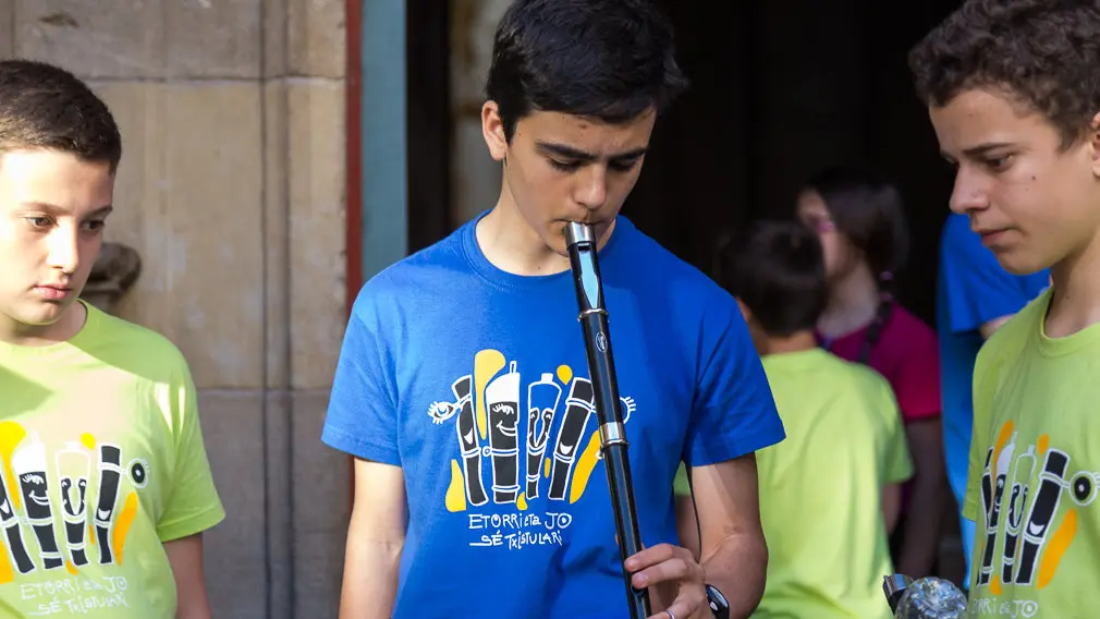 Más de un centenar de niños y niñas han participado en el 'Alarde de Txistularis Txikis' coincidiendo con el Día Europeo de la Música (04). IÑIGO ALZUGARAY