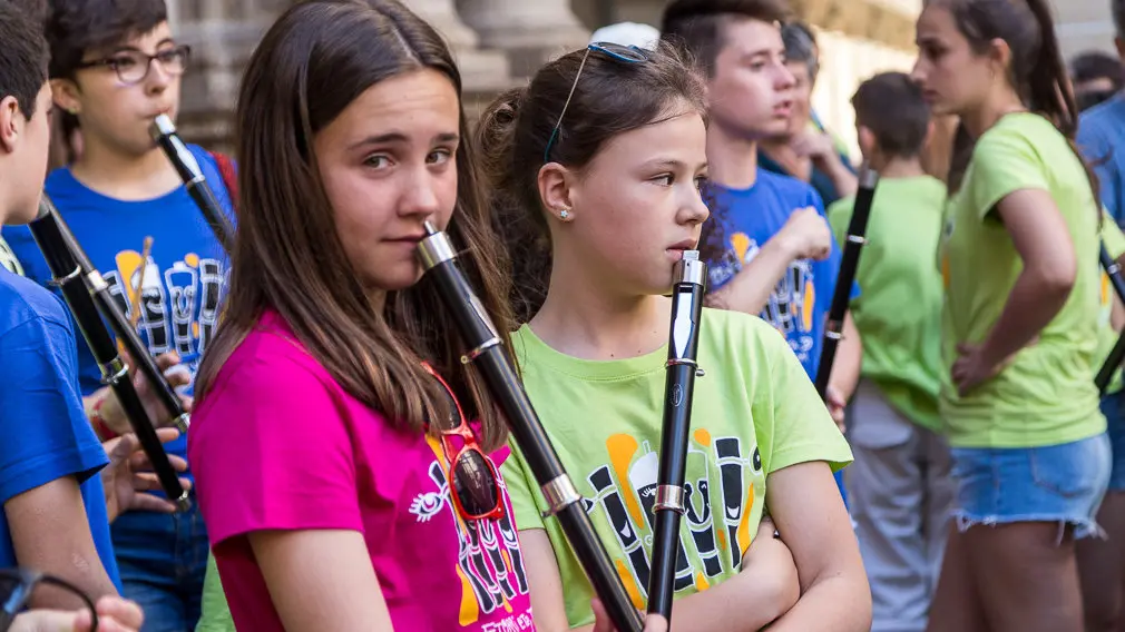 Más de un centenar de niños y niñas han participado en el 'Alarde de Txistularis Txikis' coincidiendo con el Día Europeo de la Música (05). IÑIGO ALZUGARAY