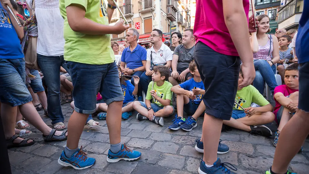 Más de un centenar de niños y niñas han participado en el 'Alarde de Txistularis Txikis' coincidiendo con el Día Europeo de la Música (08). IÑIGO ALZUGARAY