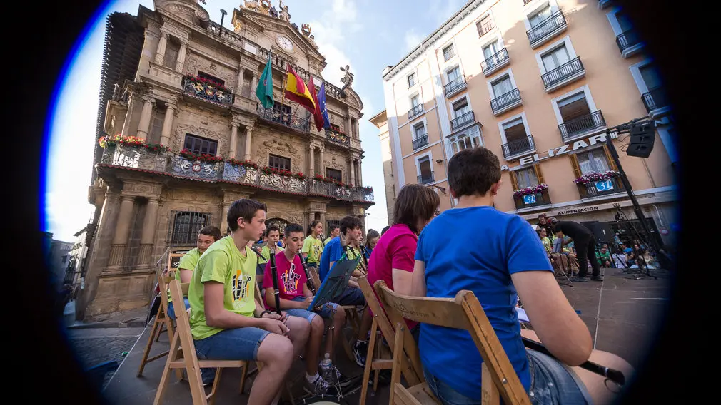 Más de un centenar de niños y niñas han participado en el 'Alarde de Txistularis Txikis' coincidiendo con el Día Europeo de la Música (10). IÑIGO ALZUGARAY