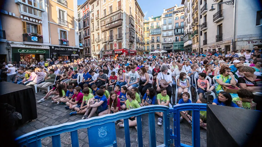 Más de un centenar de niños y niñas han participado en el 'Alarde de Txistularis Txikis' coincidiendo con el Día Europeo de la Música (11). IÑIGO ALZUGARAY