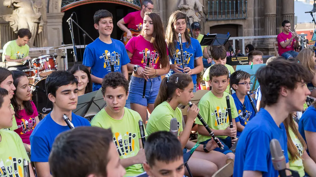 Más de un centenar de niños y niñas han participado en el 'Alarde de Txistularis Txikis' coincidiendo con el Día Europeo de la Música (12). IÑIGO ALZUGARAY
