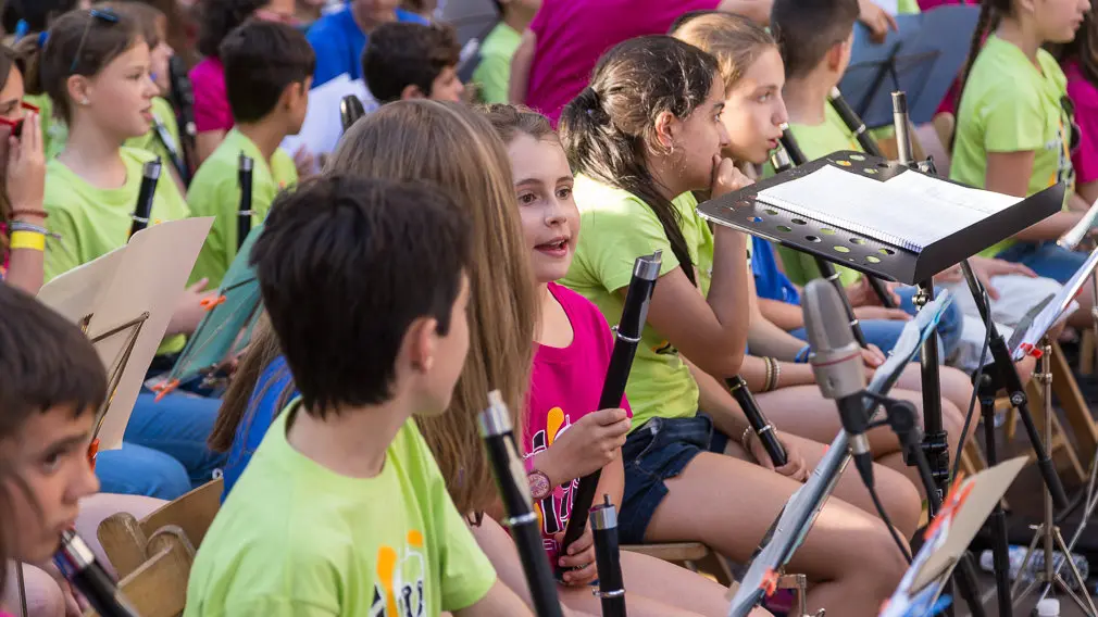 Más de un centenar de niños y niñas han participado en el 'Alarde de Txistularis Txikis' coincidiendo con el Día Europeo de la Música (13). IÑIGO ALZUGARAY