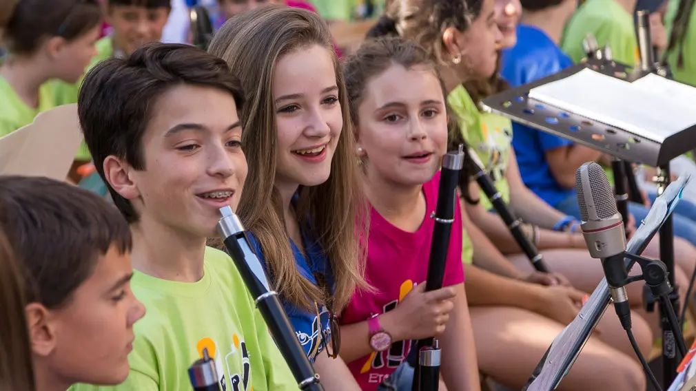 Más de un centenar de niños y niñas han participado en el 'Alarde de Txistularis Txikis' coincidiendo con el Día Europeo de la Música (14). IÑIGO ALZUGARAY