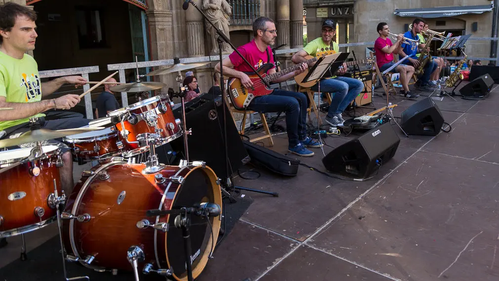 Más de un centenar de niños y niñas han participado en el 'Alarde de Txistularis Txikis' coincidiendo con el Día Europeo de la Música (20). IÑIGO ALZUGARAY
