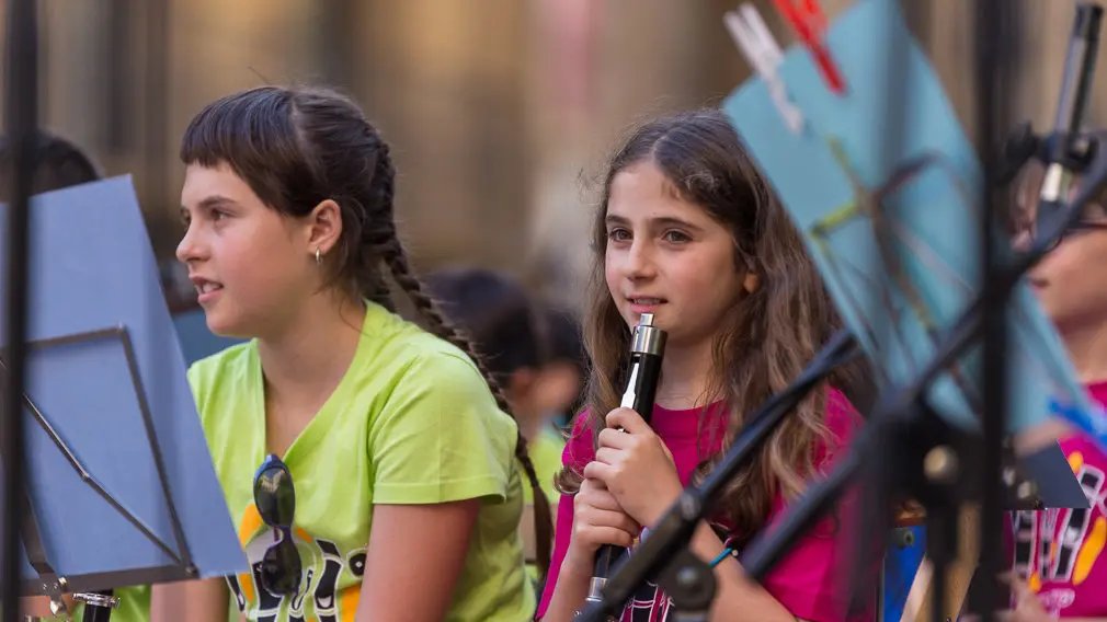 Más de un centenar de niños y niñas han participado en el 'Alarde de Txistularis Txikis' coincidiendo con el Día Europeo de la Música (26). IÑIGO ALZUGARAY
