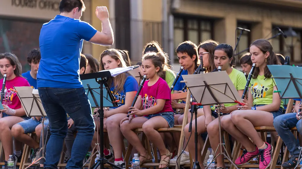Más de un centenar de niños y niñas han participado en el 'Alarde de Txistularis Txikis' coincidiendo con el Día Europeo de la Música (31). IÑIGO ALZUGARAY
