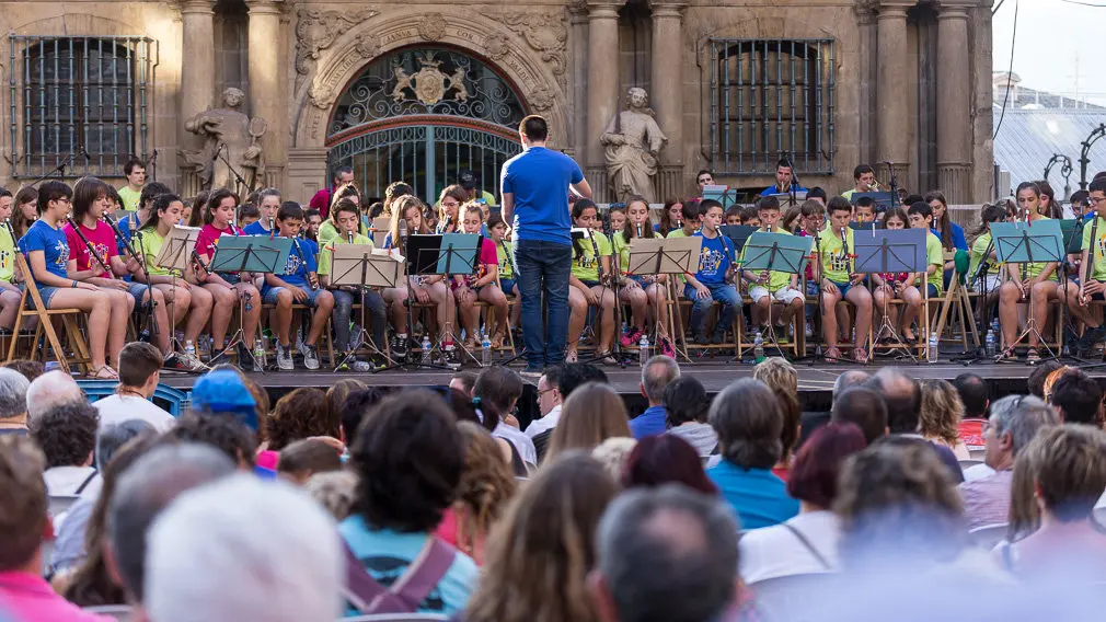 Más de un centenar de niños y niñas han participado en el 'Alarde de Txistularis Txikis' coincidiendo con el Día Europeo de la Música (32). IÑIGO ALZUGARAY