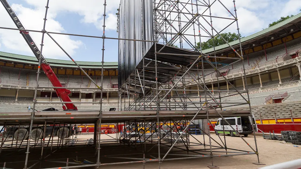 Comienza el montaje del escenario para el concierto de Operación Triunfo en la Plaza de Toros de Pamplona (04). IÑIGO ALZUGARAY