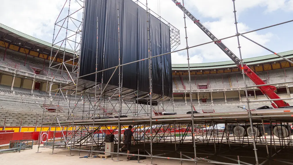 Comienza el montaje del escenario para el concierto de Operación Triunfo en la Plaza de Toros de Pamplona (05). IÑIGO ALZUGARAY