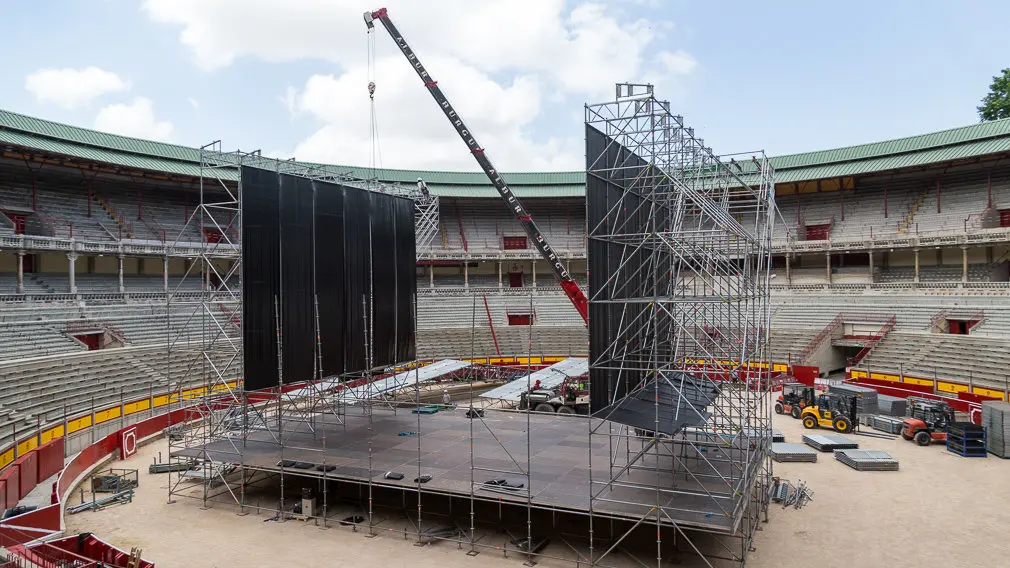 Comienza el montaje del escenario para el concierto de Operación Triunfo en la Plaza de Toros de Pamplona (06). IÑIGO ALZUGARAY