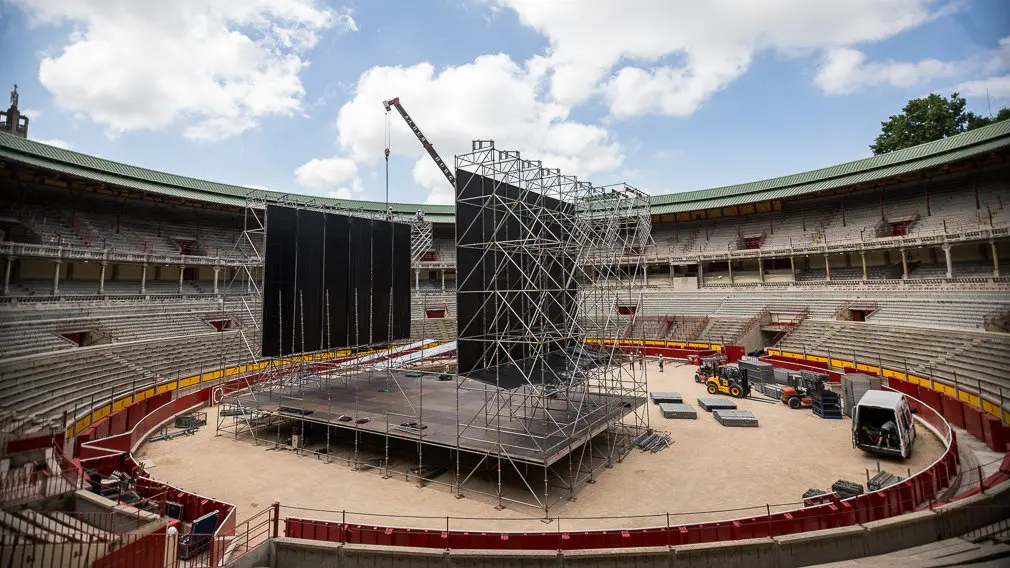 Comienza el montaje del escenario para el concierto de Operación Triunfo en la Plaza de Toros de Pamplona (07). IÑIGO ALZUGARAY