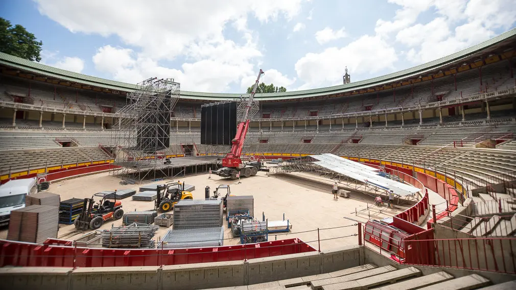 Comienza el montaje del escenario para el concierto de Operación Triunfo en la Plaza de Toros de Pamplona (08). IÑIGO ALZUGARAY