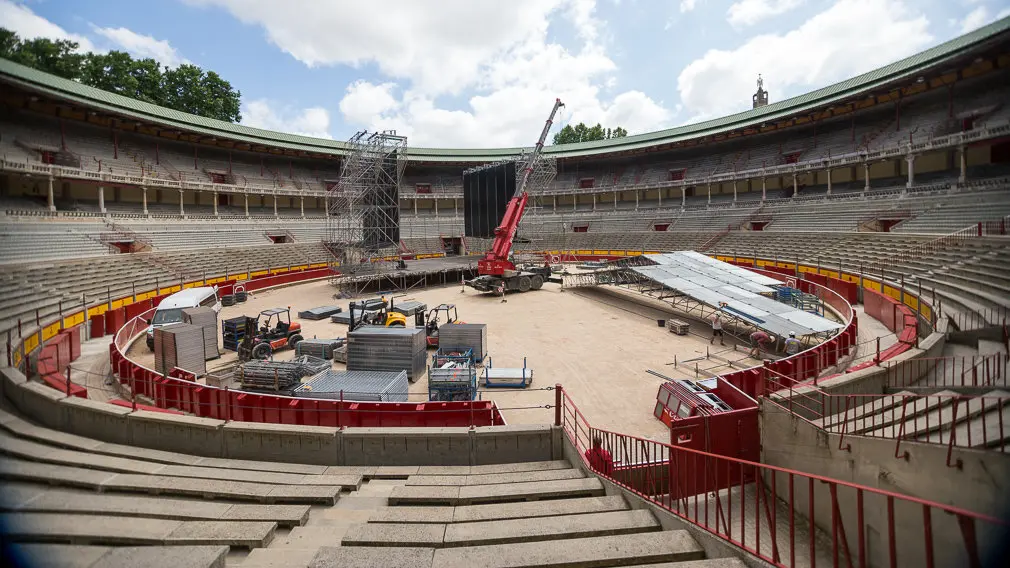 Comienza el montaje del escenario para el concierto de Operación Triunfo en la Plaza de Toros de Pamplona (09). IÑIGO ALZUGARAY