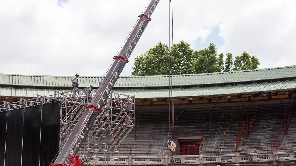 Comienza el montaje del escenario para el concierto de Operación Triunfo en la Plaza de Toros de Pamplona (10). IÑIGO ALZUGARAY