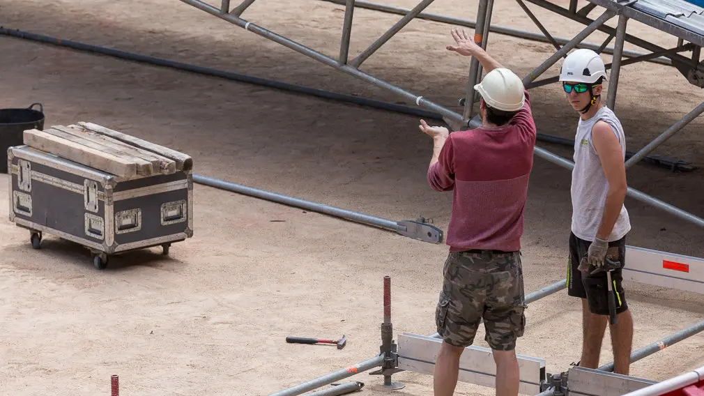 Comienza el montaje del escenario para el concierto de Operación Triunfo en la Plaza de Toros de Pamplona (11). IÑIGO ALZUGARAY