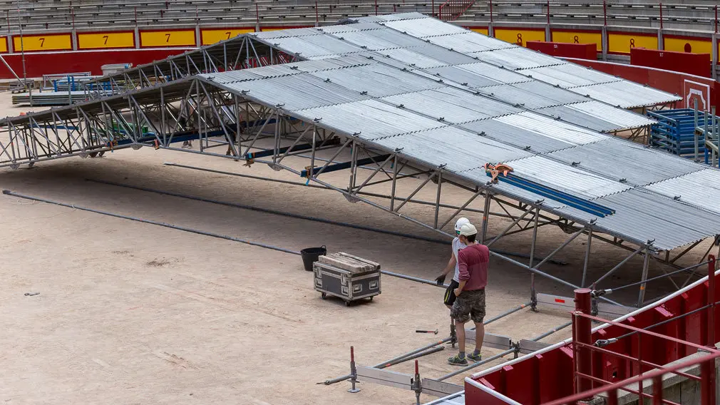 Comienza el montaje del escenario para el concierto de Operación Triunfo en la Plaza de Toros de Pamplona (13). IÑIGO ALZUGARAY