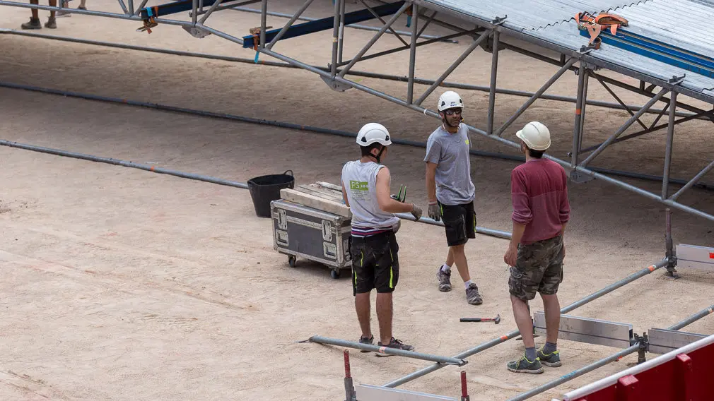 Comienza el montaje del escenario para el concierto de Operación Triunfo en la Plaza de Toros de Pamplona (16). IÑIGO ALZUGARAY