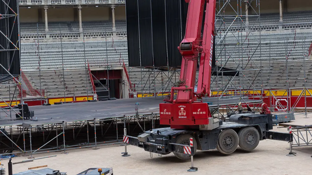 Comienza el montaje del escenario para el concierto de Operación Triunfo en la Plaza de Toros de Pamplona (17). IÑIGO ALZUGARAY