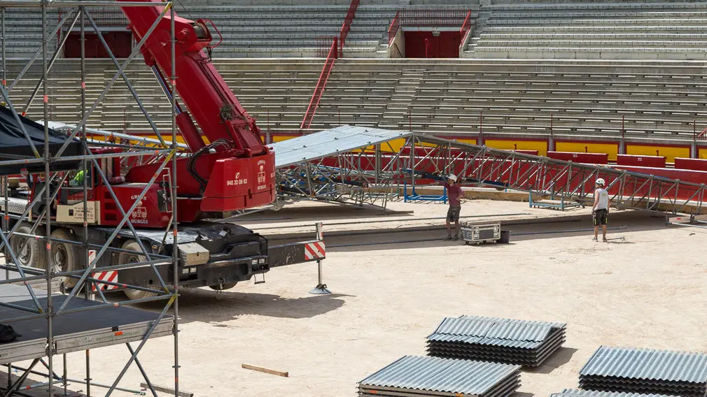 Comienza el montaje del escenario para el concierto de Operación Triunfo en la Plaza de Toros de Pamplona (19). IÑIGO ALZUGARAY