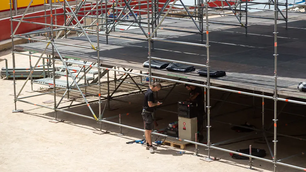 Comienza el montaje del escenario para el concierto de Operación Triunfo en la Plaza de Toros de Pamplona (20). IÑIGO ALZUGARAY