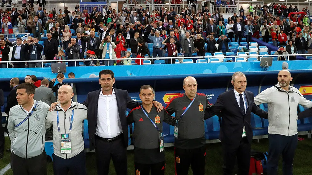 MUN35-24. KALININGRADO (RUSIA), 25/06/2018.- El seleccionador español Fernando Hierro (3-i), antes del partido España-Marruecos, del Grupo B del Mundial de Fútbol de Rusia 2018, en el Estadio de Kaliningrado de Kaliningrado, Rusia, hoy 25 de junio de 2018 (RUSSIA SOCCER FIFA WORLD CUP, Spain, Morocco, Kaliningrad). EFE/Javier Etxezarreta [ATENCIÓN EDITORES: Sólo Uso editorial. Prohibido su uso en referencia con entidad comercial alguna. Prohibido su uso en alertas, descargas o mensajería multimedia en móviles. Las imágenes deberán aparecer como fotografías congeladas y no podrán emular la acción del juego mediante secuencias o fotomontajes. Ninguna imagen publicada podrá ser alterada, mediante texto o imagen superpuesta, en el caso de que (a) intencionalmente oculte o elimine el logotipo de un patrocinador o (b) añada y/o cubra la identificación comercial de terceras partes que no esté oficialmente asociada con la Copa Mundial de la FIFA.]