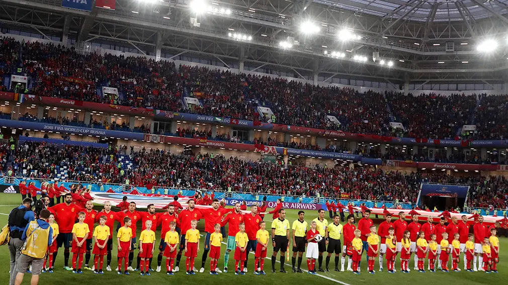 MUN35-25. KALININGRADO (RUSIA), 25/06/2018.- Jugadores españoles y marroquíes antes del inicio del partido España-Marruecos, del Grupo B del Mundial de Fútbol de Rusia 2018, en el Estadio de Kaliningrado de Kaliningrado, Rusia, hoy 25 de junio de 2018 (RUSSIA SOCCER FIFA WORLD CUP, Spain, Morocco, Kaliningrad). EFE/Javier Etxezarreta [ATENCIÓN EDITORES: Sólo Uso editorial. Prohibido su uso en referencia con entidad comercial alguna. Prohibido su uso en alertas, descargas o mensajería multimedia en móviles. Las imágenes deberán aparecer como fotografías congeladas y no podrán emular la acción del juego mediante secuencias o fotomontajes. Ninguna imagen publicada podrá ser alterada, mediante texto o imagen superpuesta, en el caso de que (a) intencionalmente oculte o elimine el logotipo de un patrocinador o (b) añada y/o cubra la identificación comercial de terceras partes que no esté oficialmente asociada con la Copa Mundial de la FIFA.]
