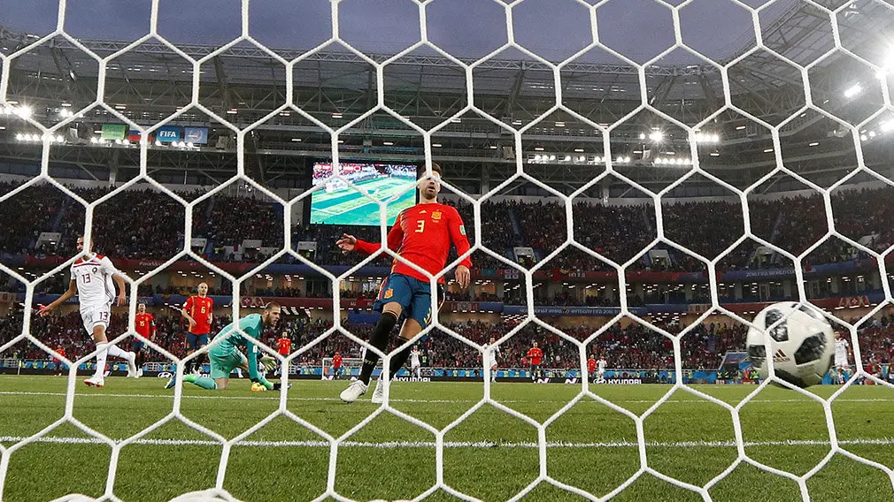 MUN35-82. KALININGRADO (RUSIA), 25/06/2018.- El delantero marroquí Khalid Boutaïb (i) marca el 0-1, durante el partido España-Marruecos, del Grupo B del Mundial de Fútbol de Rusia 2018, en el Estadio de Kaliningrado de Kaliningrado, Rusia, hoy 25 de junio de 2018 (RUSSIA SOCCER FIFA WORLD CUP, Spain, Morocco, Kaliningrad). EFE/Javier Etxezarreta [ATENCIÓN EDITORES: Sólo Uso editorial. Prohibido su uso en referencia con entidad comercial alguna. Prohibido su uso en alertas, descargas o mensajería multimedia en móviles. Las imágenes deberán aparecer como fotografías congeladas y no podrán emular la acción del juego mediante secuencias o fotomontajes. Ninguna imagen publicada podrá ser alterada, mediante texto o imagen superpuesta, en el caso de que (a) intencionalmente oculte o elimine el logotipo de un patrocinador o (b) añada y/o cubra la identificación comercial de terceras partes que no esté oficialmente asociada con la Copa Mundial de la FIFA.]