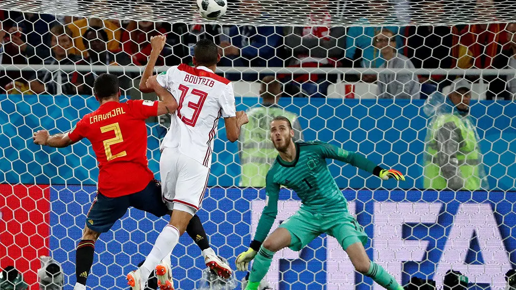 MUN35-108. KALININGRADO (RUSIA), 25/06/2018.- El portero español De Gea (d), durante el partido España-Marruecos, del Grupo B del Mundial de Fútbol de Rusia 2018, en el Estadio de Kaliningrado de Kaliningrado, Rusia, hoy 25 de junio de 2018 (RUSSIA SOCCER FIFA WORLD CUP, Spain, Morocco, Kaliningrad). EFE/Javier Etxezarreta [ATENCIÓN EDITORES: Sólo Uso editorial. Prohibido su uso en referencia con entidad comercial alguna. Prohibido su uso en alertas, descargas o mensajería multimedia en móviles. Las imágenes deberán aparecer como fotografías congeladas y no podrán emular la acción del juego mediante secuencias o fotomontajes. Ninguna imagen publicada podrá ser alterada, mediante texto o imagen superpuesta, en el caso de que (a) intencionalmente oculte o elimine el logotipo de un patrocinador o (b) añada y/o cubra la identificación comercial de terceras partes que no esté oficialmente asociada con la Copa Mundial de la FIFA.]