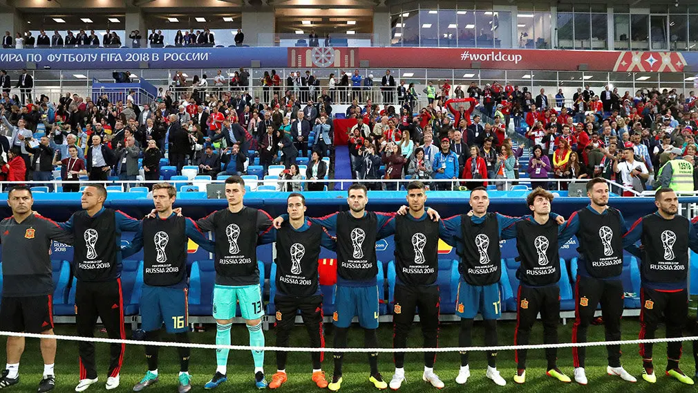 MUN35-22. KALININGRADO (RUSIA), 25/06/2018.- Jugadores españoles, antes del partido España-Marruecos, del Grupo B del Mundial de Fútbol de Rusia 2018, en el Estadio de Kaliningrado de Kaliningrado, Rusia, hoy 25 de junio de 2018 (RUSSIA SOCCER FIFA WORLD CUP, Spain, Morocco, Kaliningrad). EFE/Javier Etxezarreta [ATENCIÓN EDITORES: Sólo Uso editorial. Prohibido su uso en referencia con entidad comercial alguna. Prohibido su uso en alertas, descargas o mensajería multimedia en móviles. Las imágenes deberán aparecer como fotografías congeladas y no podrán emular la acción del juego mediante secuencias o fotomontajes. Ninguna imagen publicada podrá ser alterada, mediante texto o imagen superpuesta, en el caso de que (a) intencionalmente oculte o elimine el logotipo de un patrocinador o (b) añada y/o cubra la identificación comercial de terceras partes que no esté oficialmente asociada con la Copa Mundial de la FIFA.]