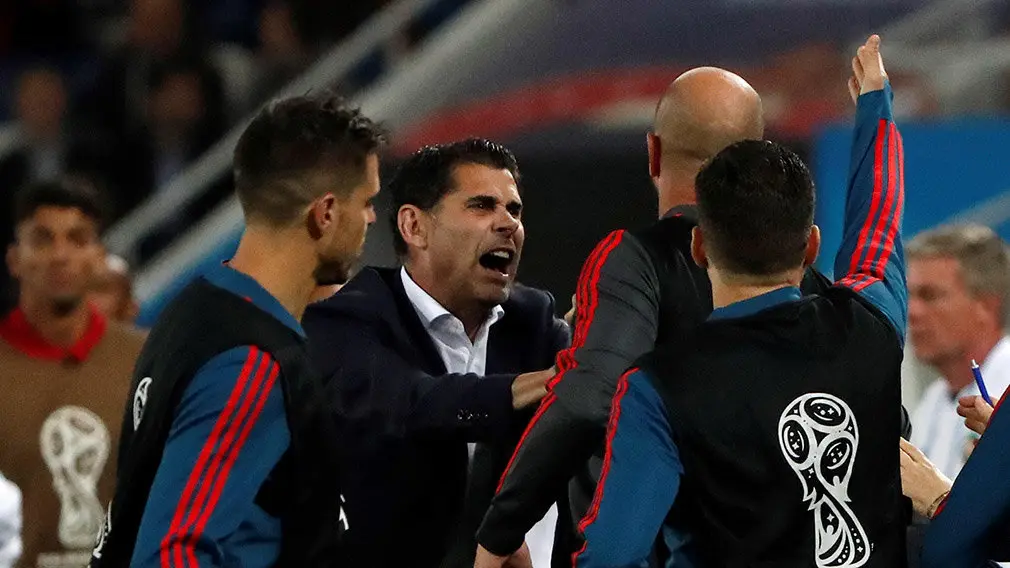 MUN35-172. KALININGRADO (RUSIA), 25/06/2018.- El seleccionador español Fernando Hierro (c) reacciona durante el partido España-Marruecos, del Grupo B del Mundial de Fútbol de Rusia 2018, en el Estadio de Kaliningrado de Kaliningrado, Rusia, hoy 25 de junio de 2018 (RUSSIA SOCCER FIFA WORLD CUP, Spain, Morocco, Kaliningrad). EFE/Javier Etxezarreta [ATENCIÓN EDITORES: Sólo Uso editorial. Prohibido su uso en referencia con entidad comercial alguna. Prohibido su uso en alertas, descargas o mensajería multimedia en móviles. Las imágenes deberán aparecer como fotografías congeladas y no podrán emular la acción del juego mediante secuencias o fotomontajes. Ninguna imagen publicada podrá ser alterada, mediante texto o imagen superpuesta, en el caso de que (a) intencionalmente oculte o elimine el logotipo de un patrocinador o (b) añada y/o cubra la identificación comercial de terceras partes que no esté oficialmente asociada con la Copa Mundial de la FIFA.]
