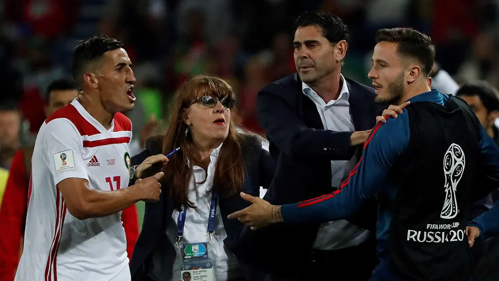 MUN35-171. KALININGRADO (RUSIA), 25/06/2018.- El centrocampista marroquí Fayçar Fajr (i) reacciona ante el seleccionador español Fernando Hierro (2-d) y el centrocampista español Saúl (d), durante el partido España-Marruecos, del Grupo B del Mundial de Fútbol de Rusia 2018, en el Estadio de Kaliningrado de Kaliningrado, Rusia, hoy 25 de junio de 2018 (RUSSIA SOCCER FIFA WORLD CUP, Spain, Morocco, Kaliningrad). EFE/Javier Etxezarreta [ATENCIÓN EDITORES: Sólo Uso editorial. Prohibido su uso en referencia con entidad comercial alguna. Prohibido su uso en alertas, descargas o mensajería multimedia en móviles. Las imágenes deberán aparecer como fotografías congeladas y no podrán emular la acción del juego mediante secuencias o fotomontajes. Ninguna imagen publicada podrá ser alterada, mediante texto o imagen superpuesta, en el caso de que (a) intencionalmente oculte o elimine el logotipo de un patrocinador o (b) añada y/o cubra la identificación comercial de terceras partes que no esté oficialmente asociada con la Copa Mundial de la FIFA.]