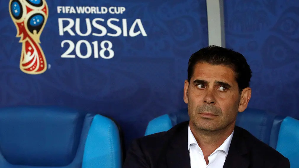 MUN35-30. KALININGRADO (RUSIA), 25/06/2018.- El seleccionador español Fernando Hierro, durante el partido España-Marruecos, del Grupo B del Mundial de Fútbol de Rusia 2018, en el Estadio de Kaliningrado de Kaliningrado, Rusia, hoy 25 de junio de 2018 (RUSSIA SOCCER FIFA WORLD CUP, Spain, Morocco, Kaliningrad). EFE/Javier Etxezarreta [ATENCIÓN EDITORES: Sólo Uso editorial. Prohibido su uso en referencia con entidad comercial alguna. Prohibido su uso en alertas, descargas o mensajería multimedia en móviles. Las imágenes deberán aparecer como fotografías congeladas y no podrán emular la acción del juego mediante secuencias o fotomontajes. Ninguna imagen publicada podrá ser alterada, mediante texto o imagen superpuesta, en el caso de que (a) intencionalmente oculte o elimine el logotipo de un patrocinador o (b) añada y/o cubra la identificación comercial de terceras partes que no esté oficialmente asociada con la Copa Mundial de la FIFA.]