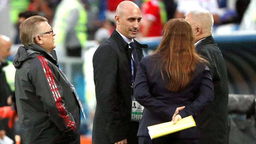 MUN35-4. KALININGRADO (RUSIA), 25/06/2018.- El presidente del Real Federación Española de Fútbol, Luis Rubiales (c), antes del partido España-Marruecos, del Grupo B del Mundial de Fútbol de Rusia 2018, en el Estadio de Kaliningrado de Kaliningrado, Rusia, hoy 25 de junio de 2018 (RUSSIA SOCCER FIFA WORLD CUP, Spain, Morocco, Kaliningrad). EFE/Javier Etxezarreta [ATENCIÓN EDITORES: Sólo Uso editorial. Prohibido su uso en referencia con entidad comercial alguna. Prohibido su uso en alertas, descargas o mensajería multimedia en móviles. Las imágenes deberán aparecer como fotografías congeladas y no podrán emular la acción del juego mediante secuencias o fotomontajes. Ninguna imagen publicada podrá ser alterada, mediante texto o imagen superpuesta, en el caso de que (a) intencionalmente oculte o elimine el logotipo de un patrocinador o (b) añada y/o cubra la identificación comercial de terceras partes que no esté oficialmente asociada con la Copa Mundial de la FIFA.]
