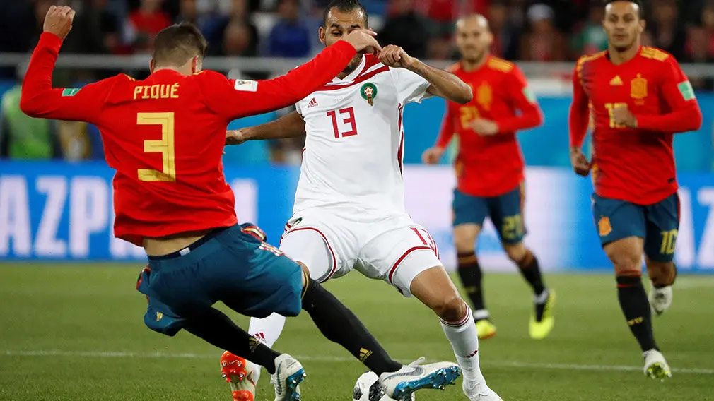 MUN35-40. KALININGRADO (RUSIA), 25/06/2018.- El defensa español Gerard Piqué (i) ante el delantero marroquí Khalid Boutaïb, durante el partido España-Marruecos, del Grupo B del Mundial de Fútbol de Rusia 2018, en el Estadio de Kaliningrado de Kaliningrado, Rusia, hoy 25 de junio de 2018 (RUSSIA SOCCER FIFA WORLD CUP, Spain, Morocco, Kaliningrad). EFE/Javier Etxezarreta [ATENCIÓN EDITORES: Sólo Uso editorial. Prohibido su uso en referencia con entidad comercial alguna. Prohibido su uso en alertas, descargas o mensajería multimedia en móviles. Las imágenes deberán aparecer como fotografías congeladas y no podrán emular la acción del juego mediante secuencias o fotomontajes. Ninguna imagen publicada podrá ser alterada, mediante texto o imagen superpuesta, en el caso de que (a) intencionalmente oculte o elimine el logotipo de un patrocinador o (b) añada y/o cubra la identificación comercial de terceras partes que no esté oficialmente asociada con la Copa Mundial de la FIFA.]