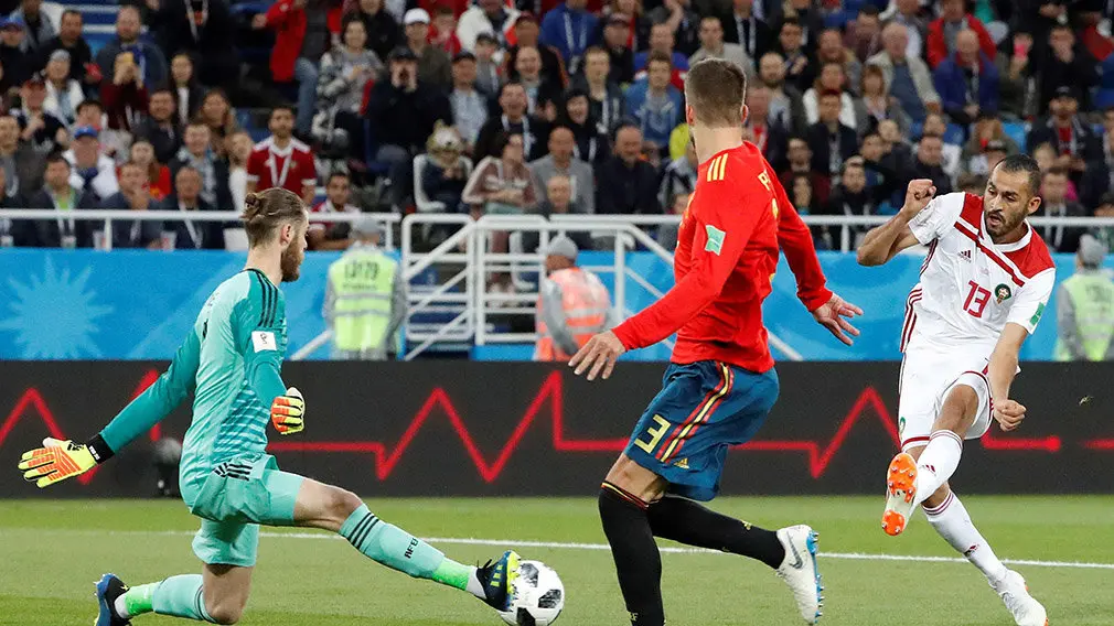 MUN35-53. KALININGRADO (RUSIA), 25/06/2018.- El delantero marroquí Khalid Boutaïb (d) marca el 0-1, durante el partido España-Marruecos, del Grupo B del Mundial de Fútbol de Rusia 2018, en el Estadio de Kaliningrado de Kaliningrado, Rusia, hoy 25 de junio de 2018 (RUSSIA SOCCER FIFA WORLD CUP, Spain, Morocco, Kaliningrad). EFE/Javier Etxezarreta [ATENCIÓN EDITORES: Sólo Uso editorial. Prohibido su uso en referencia con entidad comercial alguna. Prohibido su uso en alertas, descargas o mensajería multimedia en móviles. Las imágenes deberán aparecer como fotografías congeladas y no podrán emular la acción del juego mediante secuencias o fotomontajes. Ninguna imagen publicada podrá ser alterada, mediante texto o imagen superpuesta, en el caso de que (a) intencionalmente oculte o elimine el logotipo de un patrocinador o (b) añada y/o cubra la identificación comercial de terceras partes que no esté oficialmente asociada con la Copa Mundial de la FIFA.]