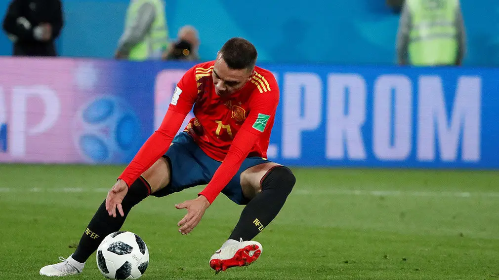 MUN35-183. KALININGRADO (RUSIA), 25/06/2018.- El delantero español Iago Aspas reacciona después de que se diera por válido su gol, durante el partido España-Marruecos, del Grupo B del Mundial de Fútbol de Rusia 2018, en el Estadio de Kaliningrado de Kaliningrado, Rusia, hoy 25 de junio de 2018 (RUSSIA SOCCER FIFA WORLD CUP, Spain, Morocco, Kaliningrad). EFE/Javier Etxezarreta [ATENCIÓN EDITORES: Sólo Uso editorial. Prohibido su uso en referencia con entidad comercial alguna. Prohibido su uso en alertas, descargas o mensajería multimedia en móviles. Las imágenes deberán aparecer como fotografías congeladas y no podrán emular la acción del juego mediante secuencias o fotomontajes. Ninguna imagen publicada podrá ser alterada, mediante texto o imagen superpuesta, en el caso de que (a) intencionalmente oculte o elimine el logotipo de un patrocinador o (b) añada y/o cubra la identificación comercial de terceras partes que no esté oficialmente asociada con la Copa Mundial de la FIFA.]