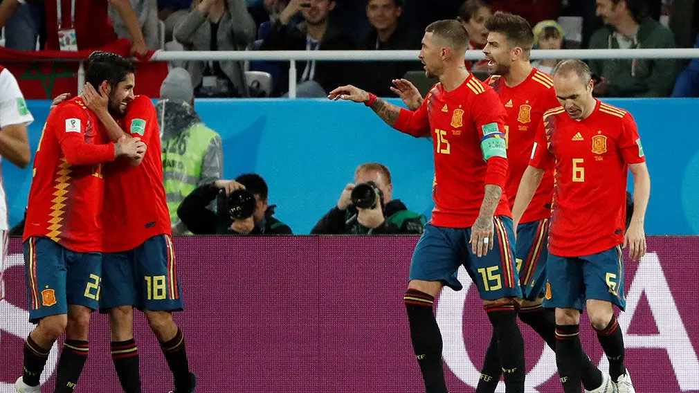 MUN35-59. KALININGRADO (RUSIA), 25/06/2018.- El centrocampista español Isco (i) celebra el 1-1, durante el partido España-Marruecos, del Grupo B del Mundial de Fútbol de Rusia 2018, en el Estadio de Kaliningrado de Kaliningrado, Rusia, hoy 25 de junio de 2018 (RUSSIA SOCCER FIFA WORLD CUP, Spain, Morocco, Kaliningrad). EFE/Javier Etxezarreta [ATENCIÓN EDITORES: Sólo Uso editorial. Prohibido su uso en referencia con entidad comercial alguna. Prohibido su uso en alertas, descargas o mensajería multimedia en móviles. Las imágenes deberán aparecer como fotografías congeladas y no podrán emular la acción del juego mediante secuencias o fotomontajes. Ninguna imagen publicada podrá ser alterada, mediante texto o imagen superpuesta, en el caso de que (a) intencionalmente oculte o elimine el logotipo de un patrocinador o (b) añada y/o cubra la identificación comercial de terceras partes que no esté oficialmente asociada con la Copa Mundial de la FIFA.]