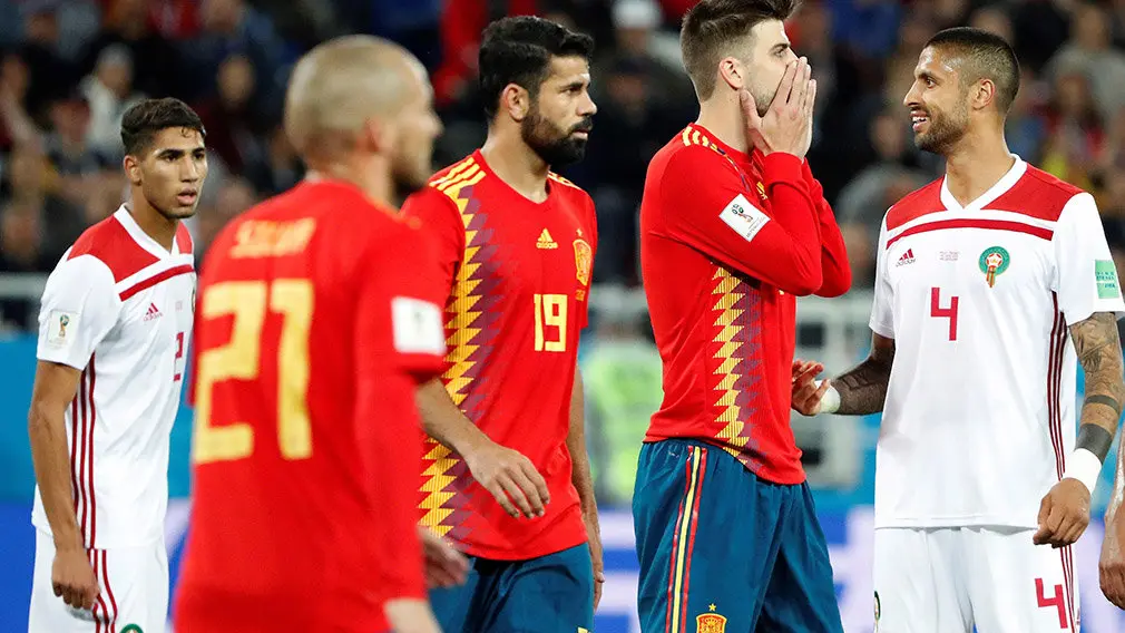 MUN35-119. KALININGRADO (RUSIA), 25/06/2018.- El defensa español Gerard Piqué (2-d) reacciona durante el partido España-Marruecos, del Grupo B del Mundial de Fútbol de Rusia 2018, en el Estadio de Kaliningrado de Kaliningrado, Rusia, hoy 25 de junio de 2018 (RUSSIA SOCCER FIFA WORLD CUP, Spain, Morocco, Kaliningrad). EFE/Javier Etxezarreta [ATENCIÓN EDITORES: Sólo Uso editorial. Prohibido su uso en referencia con entidad comercial alguna. Prohibido su uso en alertas, descargas o mensajería multimedia en móviles. Las imágenes deberán aparecer como fotografías congeladas y no podrán emular la acción del juego mediante secuencias o fotomontajes. Ninguna imagen publicada podrá ser alterada, mediante texto o imagen superpuesta, en el caso de que (a) intencionalmente oculte o elimine el logotipo de un patrocinador o (b) añada y/o cubra la identificación comercial de terceras partes que no esté oficialmente asociada con la Copa Mundial de la FIFA.]