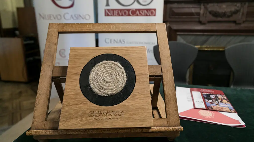 El Nuevo Casino Principal presenta el 'Baile de la Alpargata 2018' así como un nuevo trofeo y pañuelo (01). IÑIGO ALZUGARAY