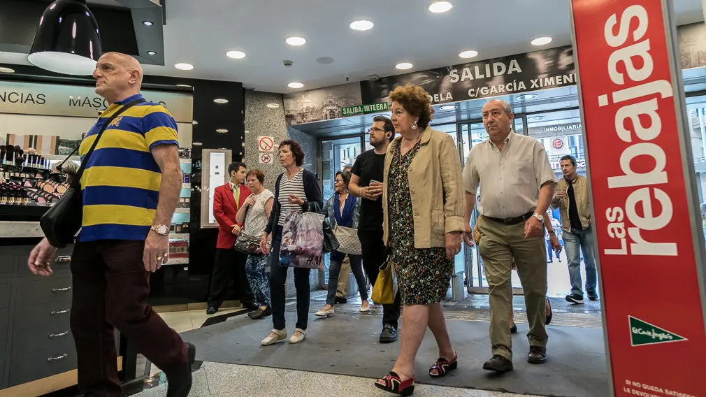 Inicio de las rebajas de verano de El Corte Inglés (01). IÑIGO ALZUGARAY