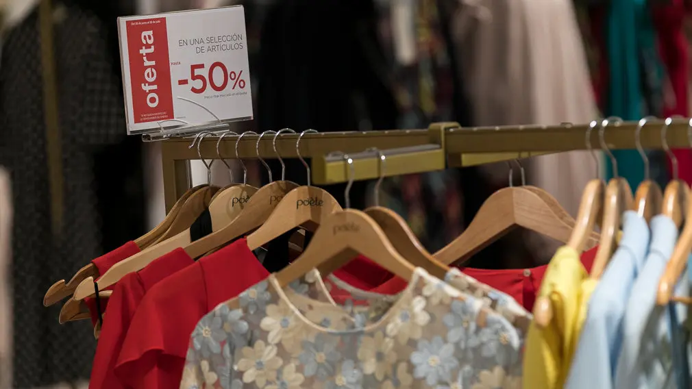 Inicio de las rebajas de verano de El Corte Inglés (09). IÑIGO ALZUGARAY
