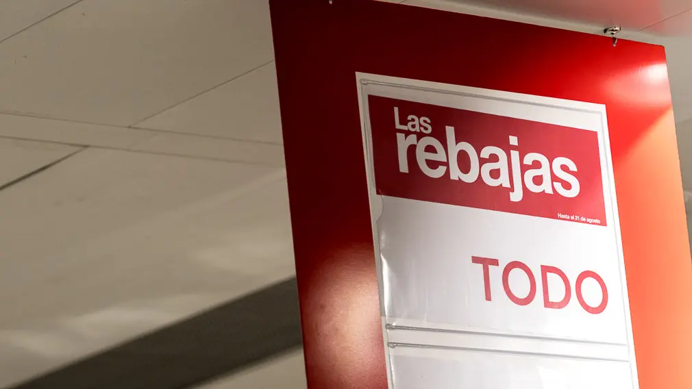 Inicio de las rebajas de verano de El Corte Inglés (12). IÑIGO ALZUGARAY