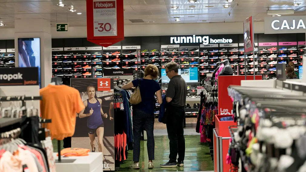 Inicio de las rebajas de verano de El Corte Inglés (14). IÑIGO ALZUGARAY