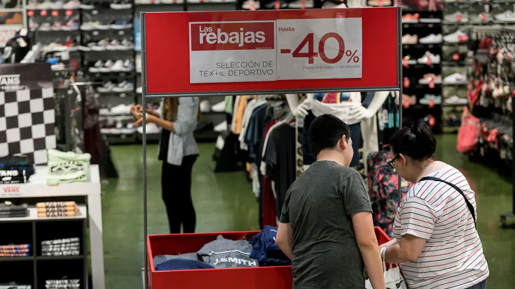 Inicio de las rebajas de verano de El Corte Inglés (15). IÑIGO ALZUGARAY