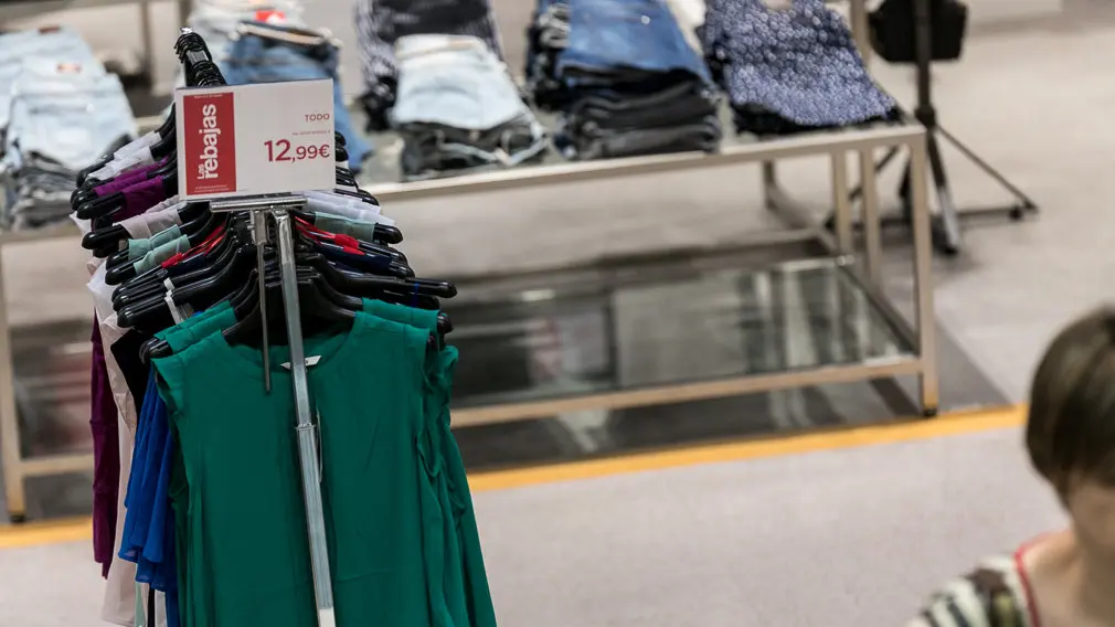 Inicio de las rebajas de verano de El Corte Inglés (16). IÑIGO ALZUGARAY