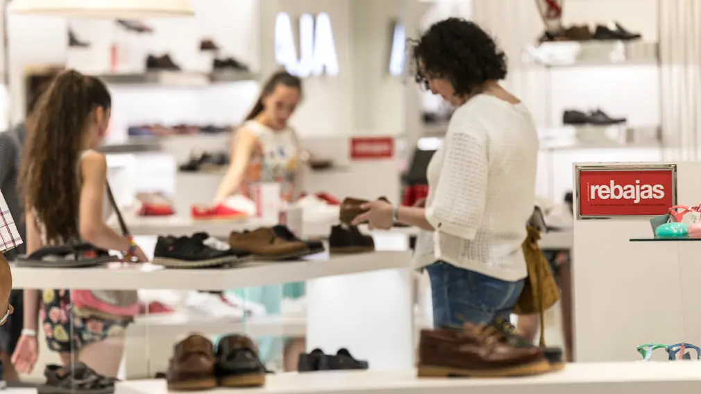 Inicio de las rebajas de verano de El Corte Inglés (19). IÑIGO ALZUGARAY