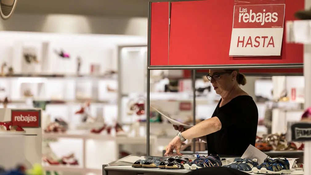 Inicio de las rebajas de verano de El Corte Inglés (22). IÑIGO ALZUGARAY