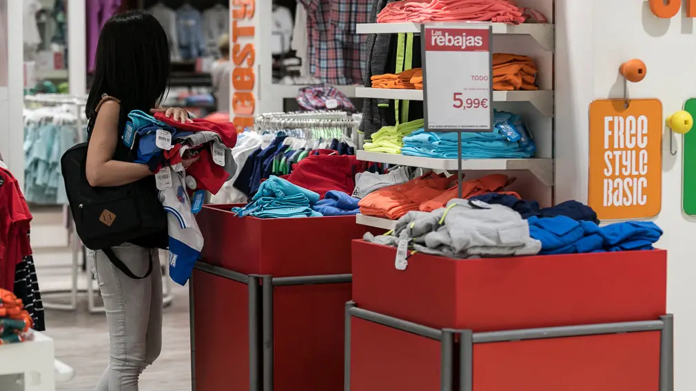 Inicio de las rebajas de verano de El Corte Inglés (23). IÑIGO ALZUGARAY