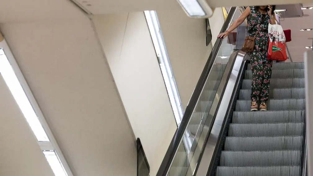 Inicio de las rebajas de verano de El Corte Inglés (24). IÑIGO ALZUGARAY